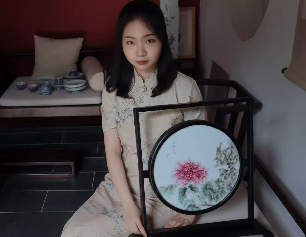 余卿晨（國(guó)瓷紅葉畫院高級(jí)畫師）